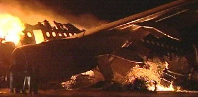Sudanda uçak yandı yüz ölü