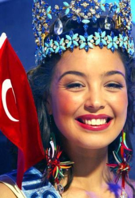 Azra Akın Dünya Güzeli seçildi