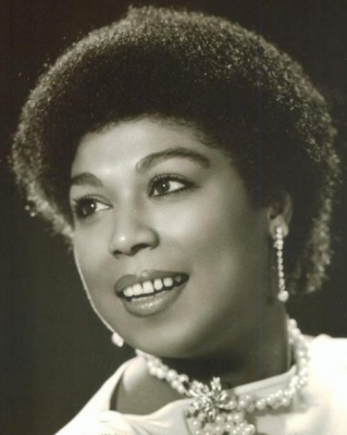 Sanatçı Esmerayın doğum günü