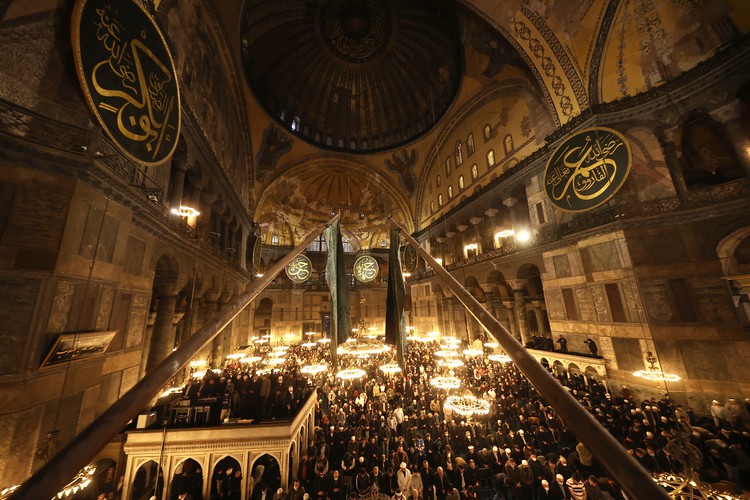 2022 - Ayasofya'da yıllar sonra teravih namazı kılındı
