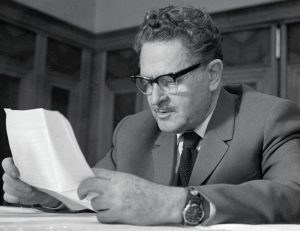 Nazım Hikmet vatandaşlıktan çıkarıldı