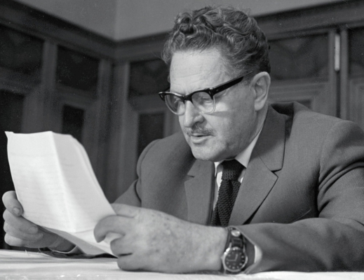 Nazım Hikmet vatandaşlıktan çıkarıldı