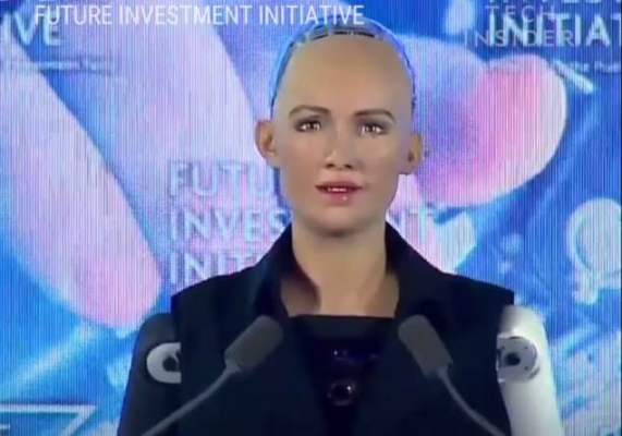 Suudi Arabistan Robota Vatandaşlık Verdi