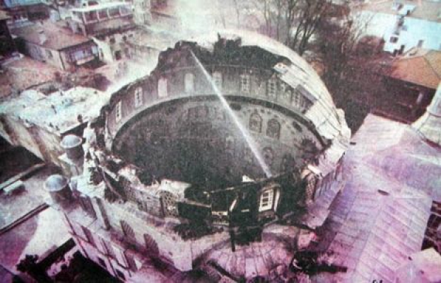 Tarihi Beylerbeyi Camii kubbesi yangını